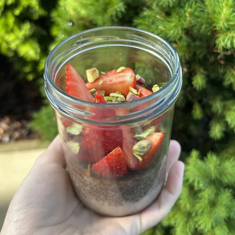 Chia pudink s jahodami a pistáciemi, recept z Nutrikalkulačky