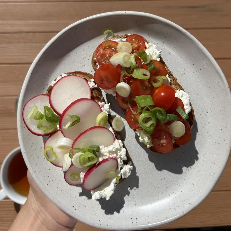 Chléb s cottage sýrem, recept z Nutrikalkulačky