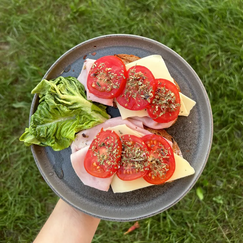 Chléb s máslem šunkou a sýrem, recept z Nutrikalkulačky