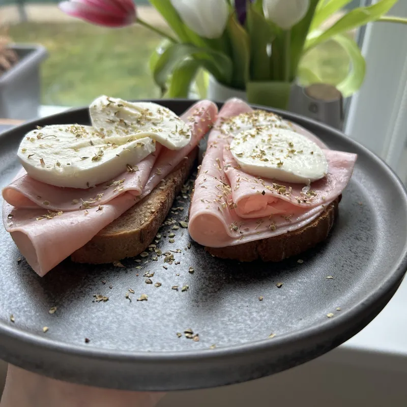 Chléb s žervé, šunkou a mozzarellou, recept z Nutrikalkulačky