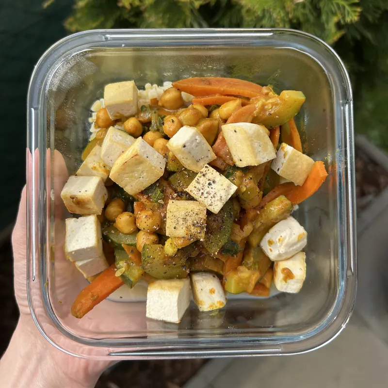 Cizrna na kari s bulgurem, recept z Nutrikalkulačky