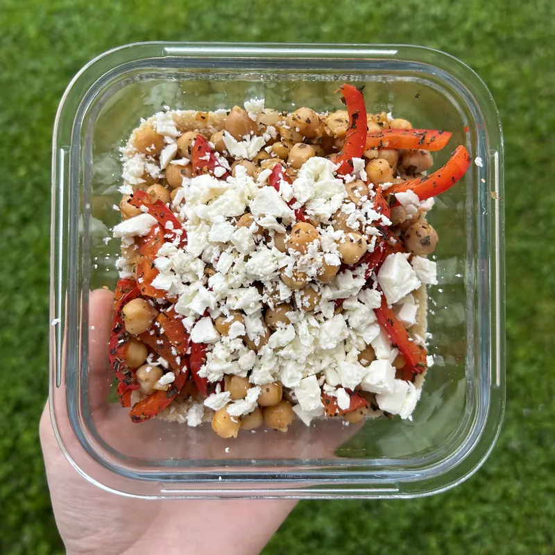 Cizrna na paprice s balkánským sýrem a kuskusem, recept z Nutrikalkulačky