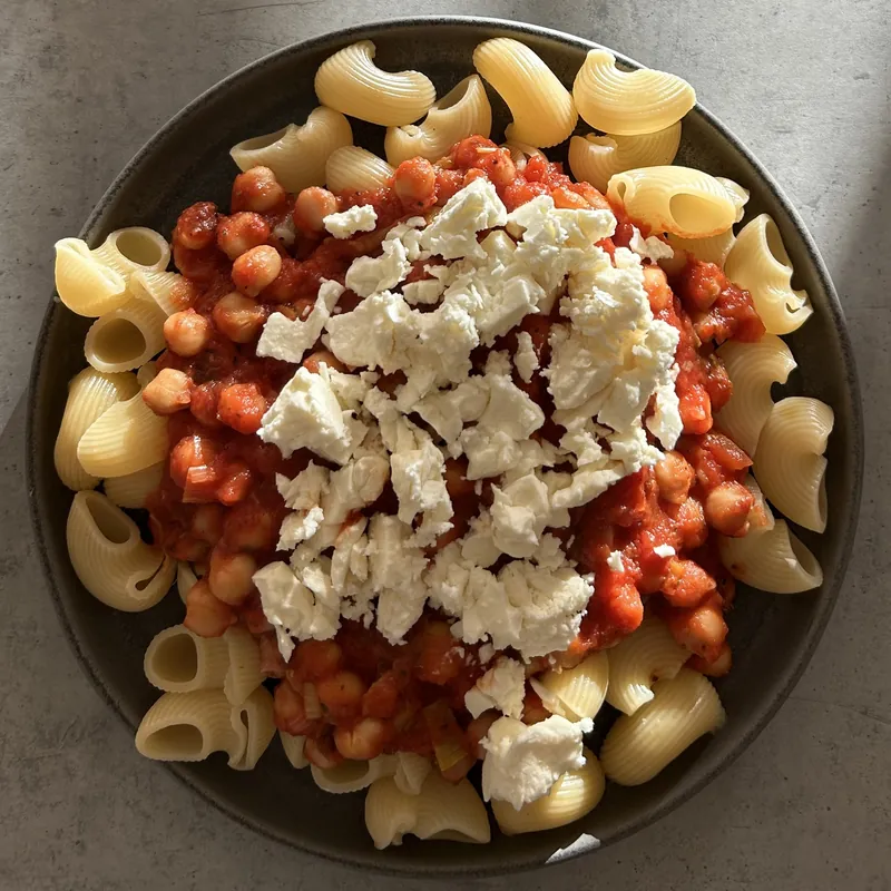 Cizrna v rajčatové omáčce s těstovinami, recept z Nutrikalkulačky