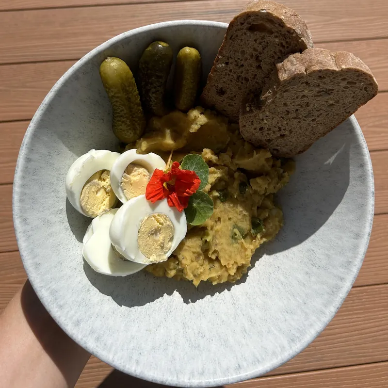 Čočka na kyselo s vejcem a chlebem, recept z Nutrikalkulačky