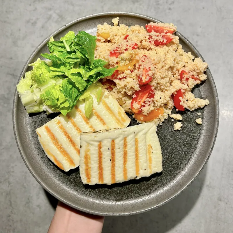 Grilované halloumi s kuskusovým salátem, recept z Nutrikalkulačky