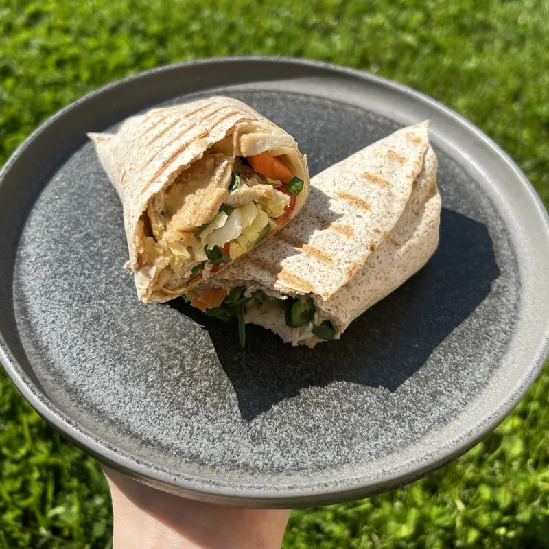 Grilovaný kuřecí wrap s hummusem a zeleninou, recept z Nutrikalkulačky