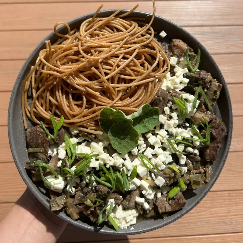 Hovězí nudličky s těstovinami a balkánským sýrem, recept z Nutrikalkulačky