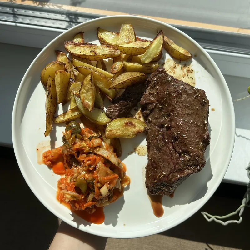 Hovězí steak s pečenými bramborami a kimchi, recept z Nutrikalkulačky