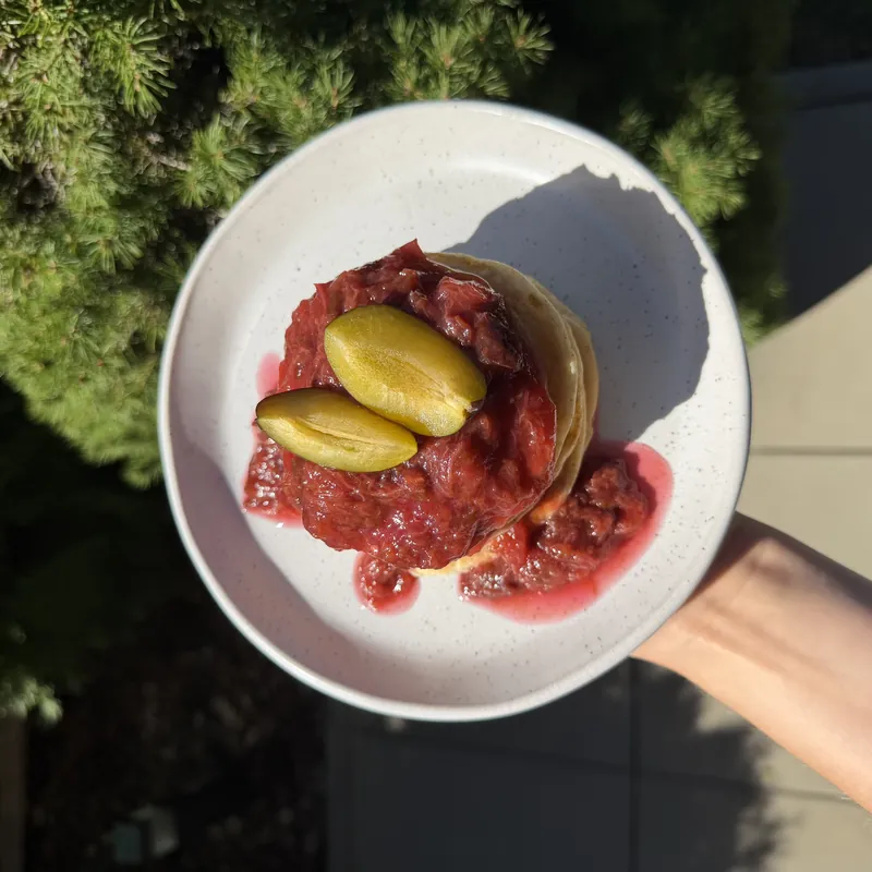 Kefírové lívance se švestkovým přelivem, recept z Nutrikalkulačky