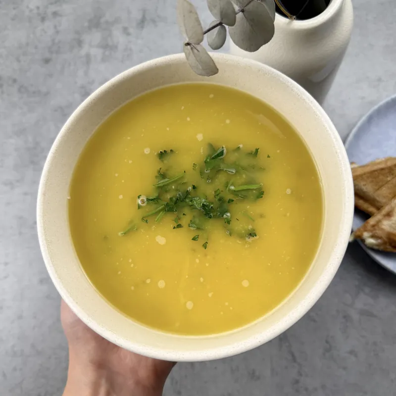 Krémová polévka z červené čočky s batátem a zapečeným toastem, recept z Nutrikalkulačky