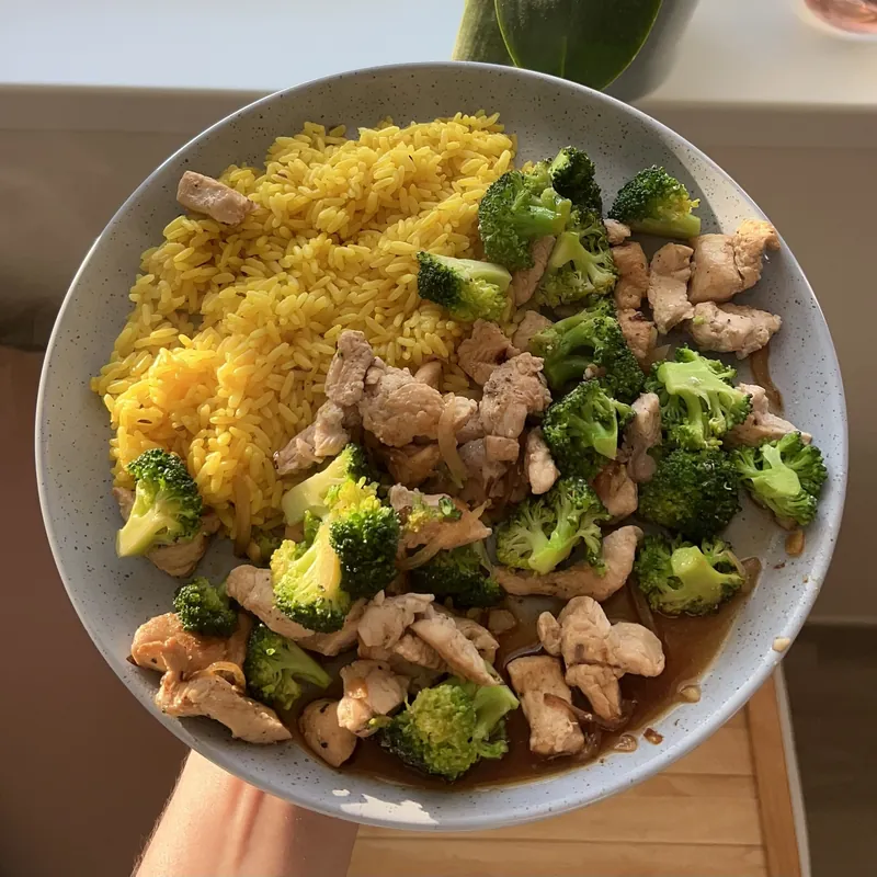 Krůtí nudličky s brokolicí a rýží, recept z Nutrikalkulačky