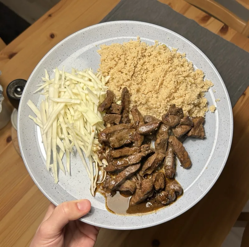 Kuřecí játra na cibulce s kuskusem a zelím, recept z Nutrikalkulačky