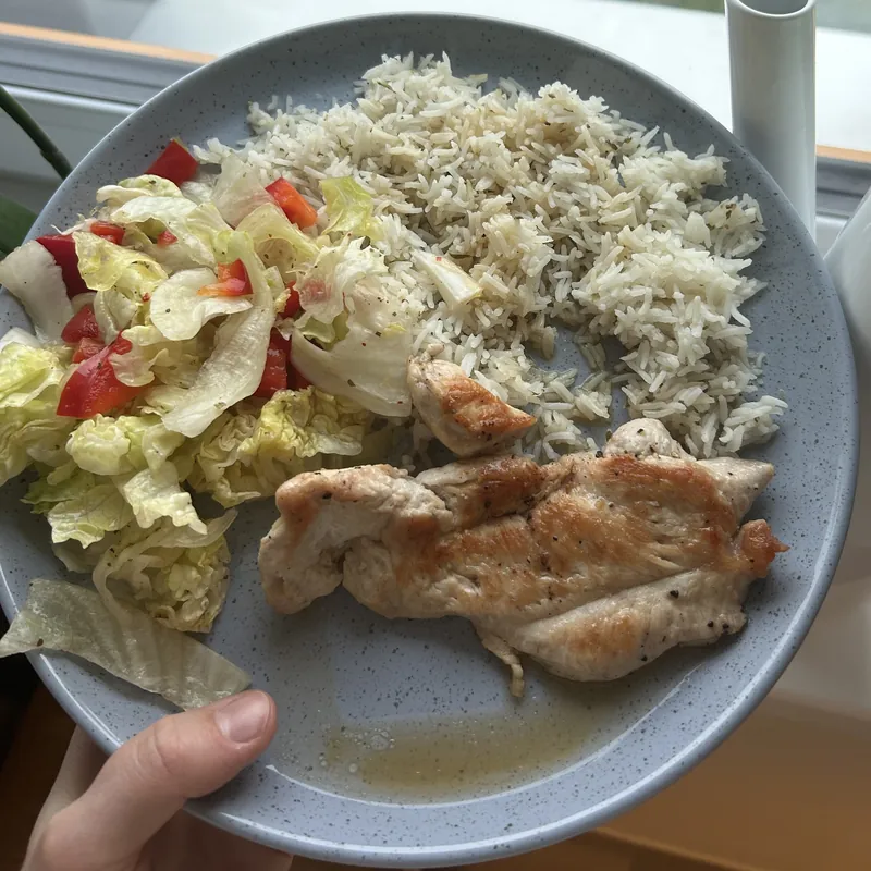 Kuřecí steak s rýží a salátkem, recept z Nutrikalkulačky