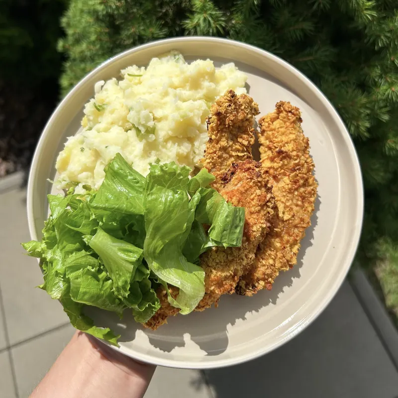 Kuřecí stripsy v troubě se šťouchanými brambory, recept z Nutrikalkulačky