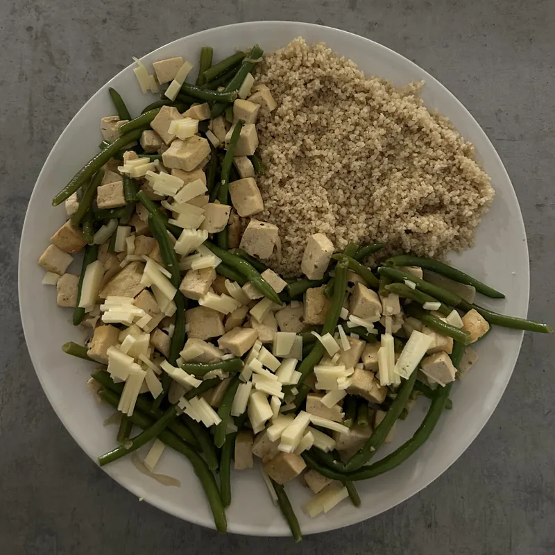 Kuskus s tofu fazolkami a sýrem, recept z Nutrikalkulačky