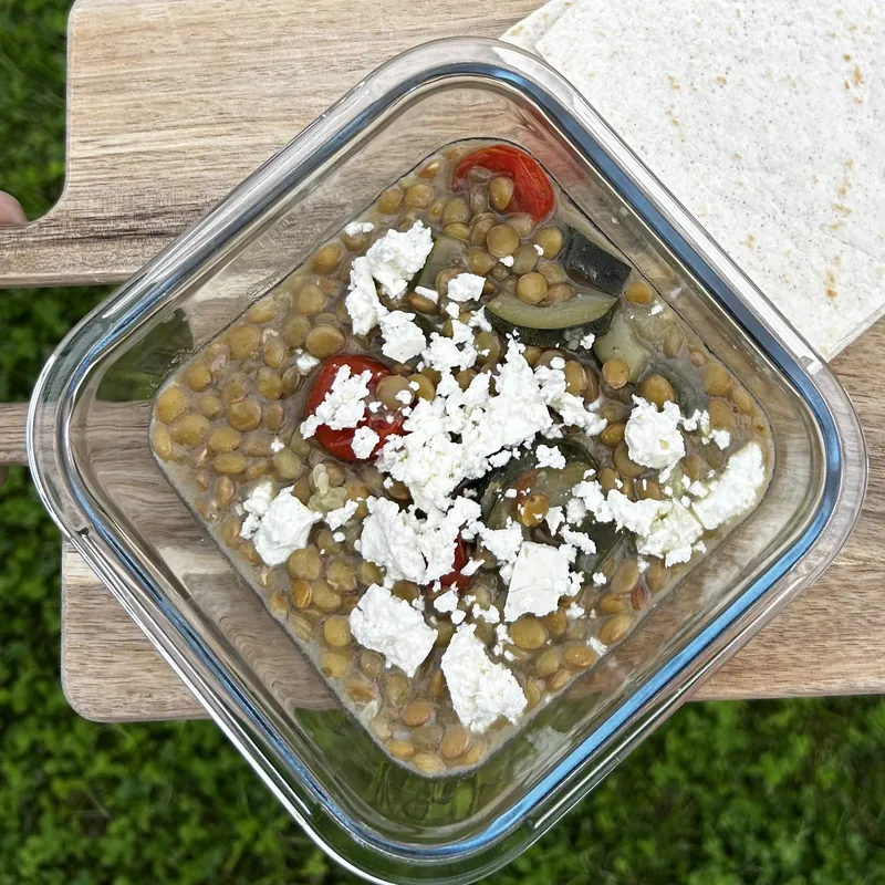 Letní čočka s cuketou a balkánským sýrem a tortillou, recept z Nutrikalkulačky