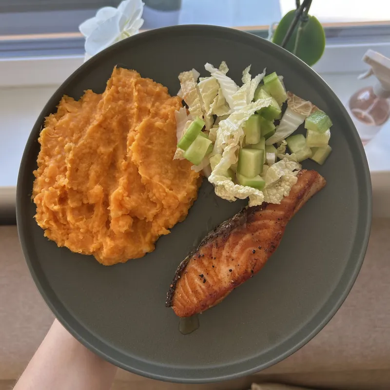 Losos na pánvi s batátovým pyré a salátkem, recept z Nutrikalkulačky