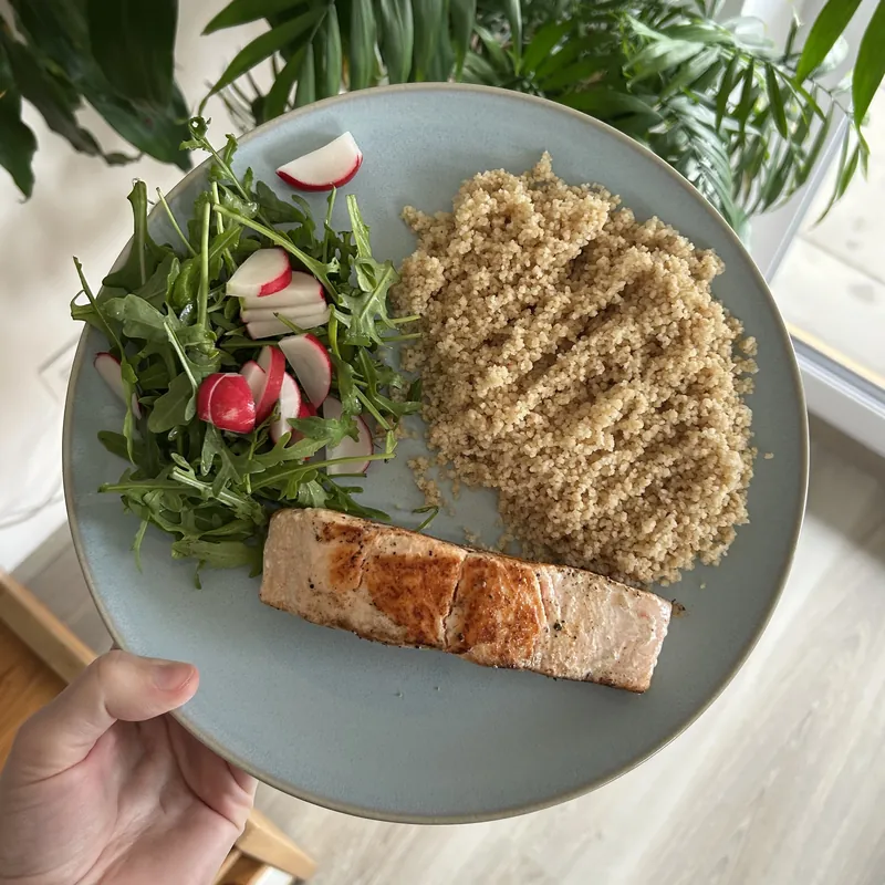 Losos na pánvi s kuskusem a salátkem, recept z Nutrikalkulačky