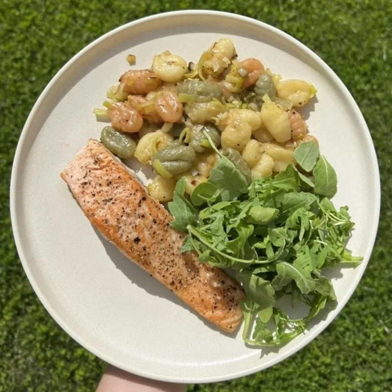 Losos na pánvi s noky a salátkem, recept z Nutrikalkulačky