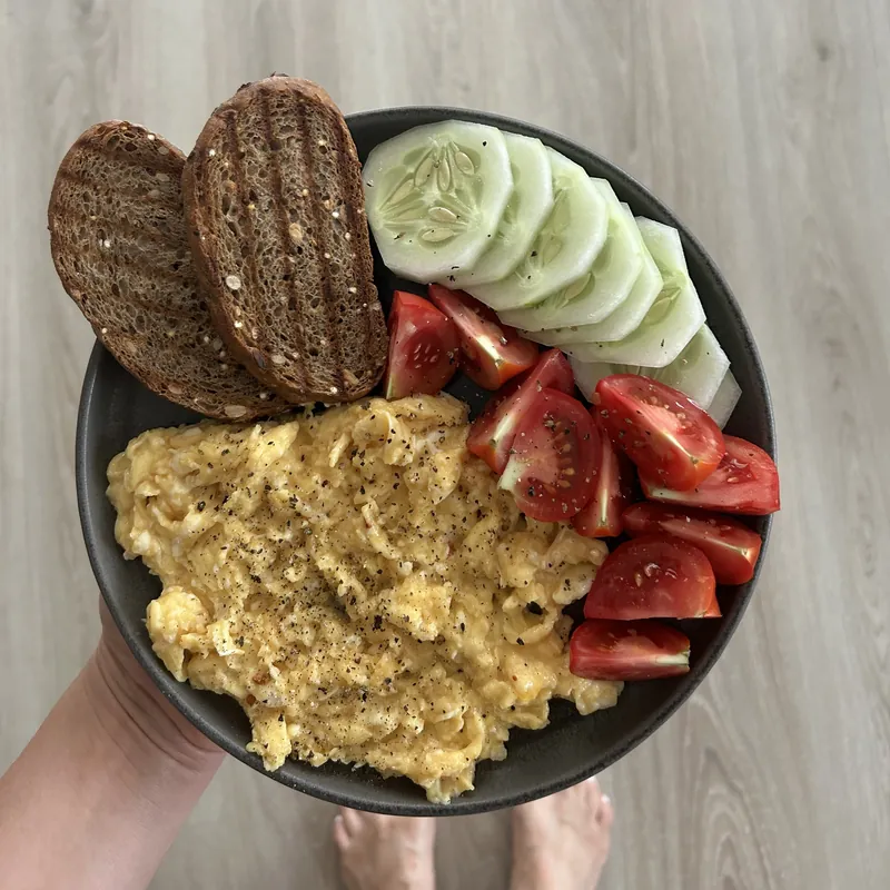 Míchaná vajíčka s chlebem, recept z Nutrikalkulačky