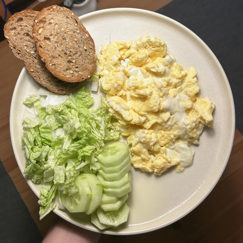 Míchaná vajíčka s mozzarellou a chlebem, recept z Nutrikalkulačky