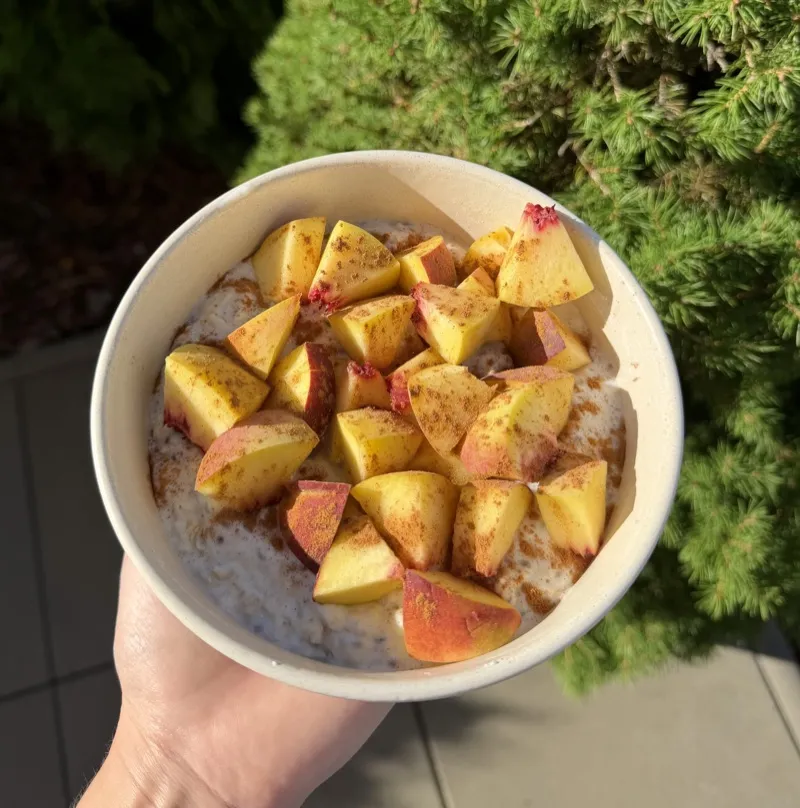 Ovesná kaše s broskvemi a skořicí, recept z Nutrikalkulačky