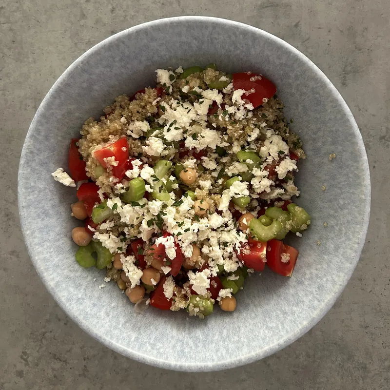 Quinoa salát s cizrnou, recept z Nutrikalkulačky