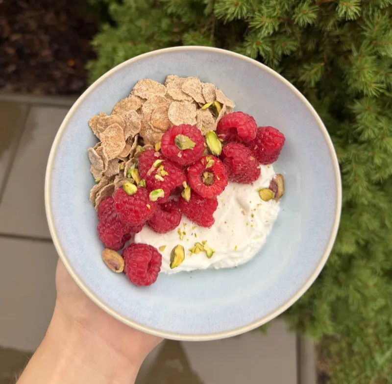Řecký jogurt s křupinkami, malinami a pistáciemi, recept z Nutrikalkulačky