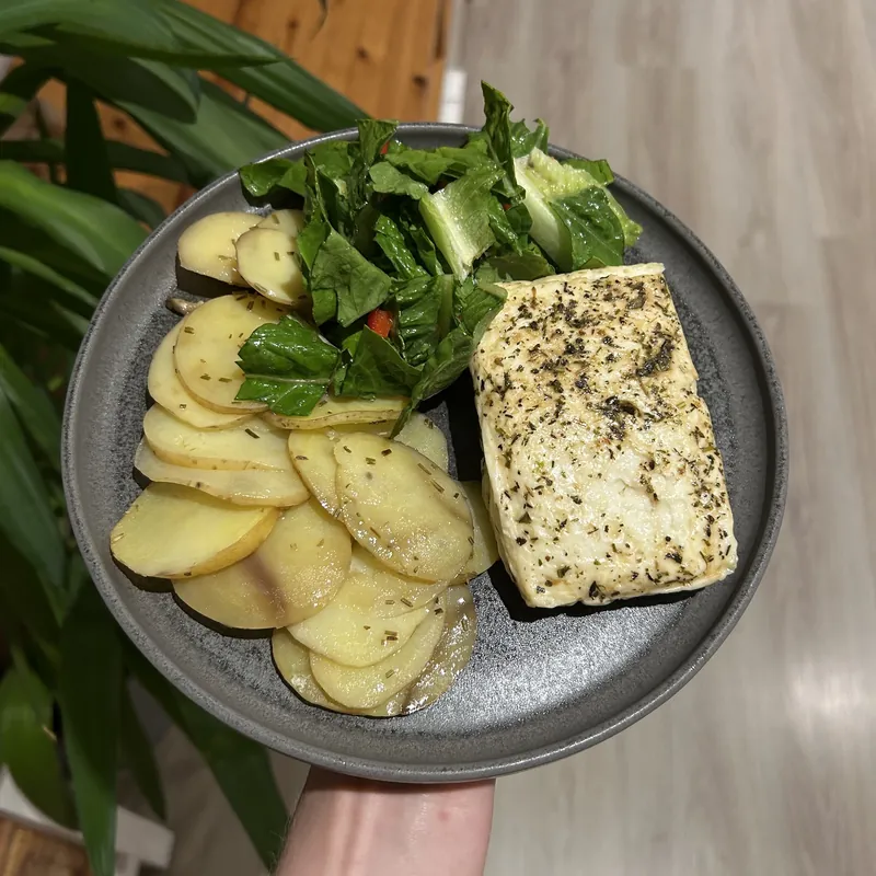 Salát s halloumi a restovanými bramborami, recept z Nutrikalkulačky