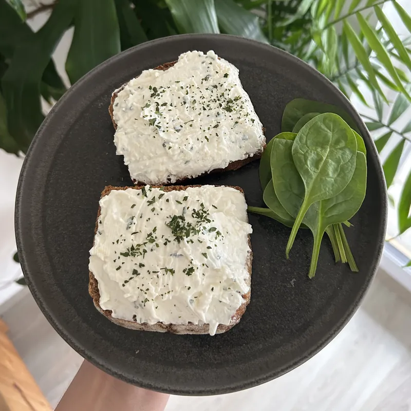 Sýrová pomazánka s chlebem, recept z Nutrikalkulačky