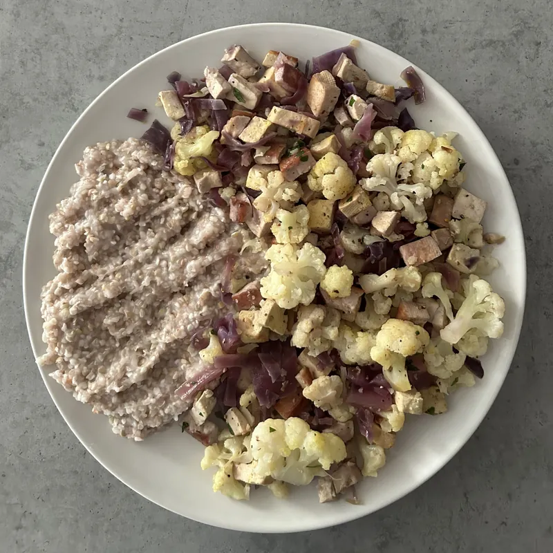 Tofu na pánvi s květákem a pohankou, recept z Nutrikalkulačky