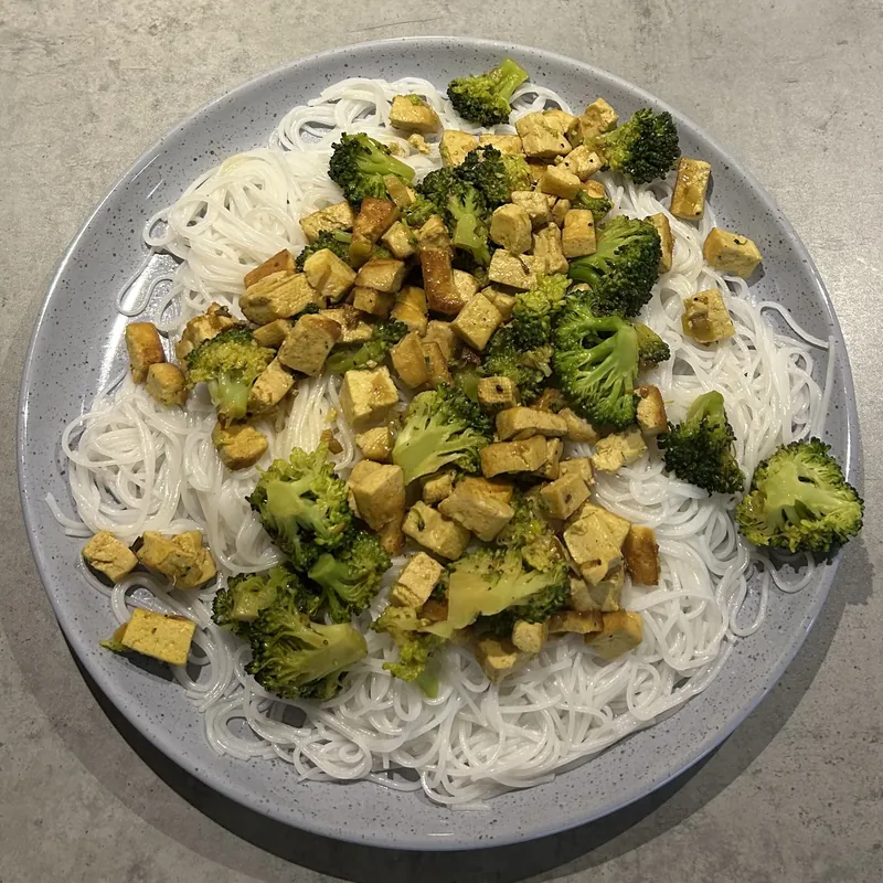 Tofu s rýžovými nudlemi a brokolicí, recept z Nutrikalkulačky