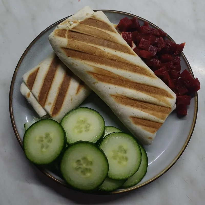 Tortilla s tofu, hummusem a řepou, recept z Nutrikalkulačky