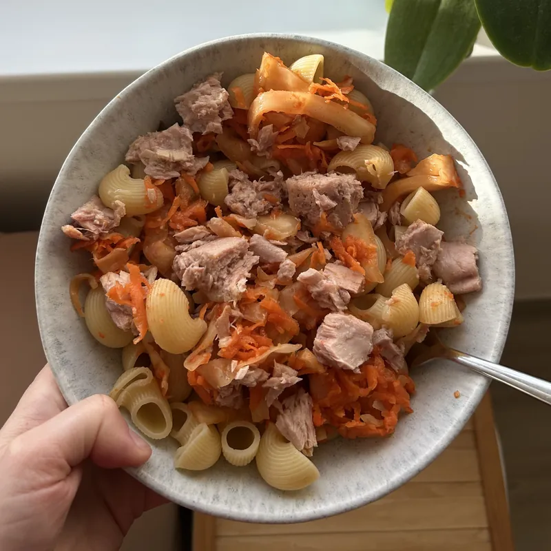 Tuňákový salát s těstovinami a kimchi, recept z Nutrikalkulačky