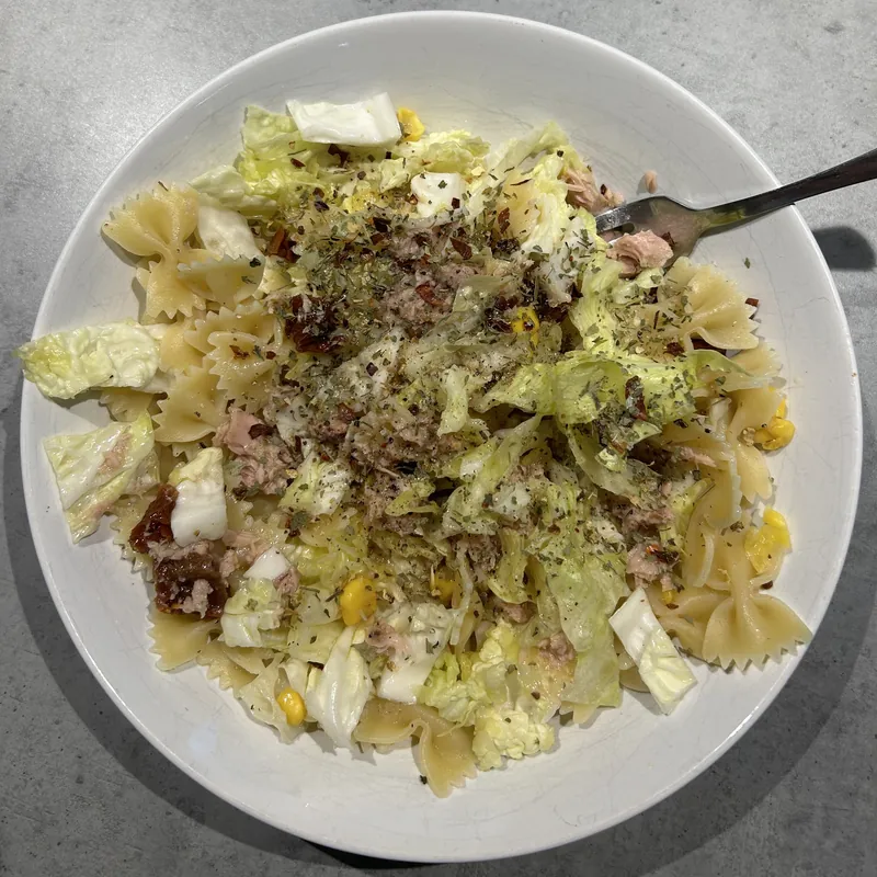 Tuňákový salát se zeleninou a sušenými rajčaty, recept z Nutrikalkulačky