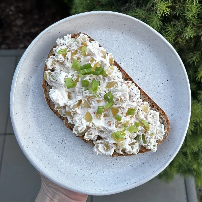 Tvarůžková pomazánka s chlebem, recept z Nutrikalkulačky