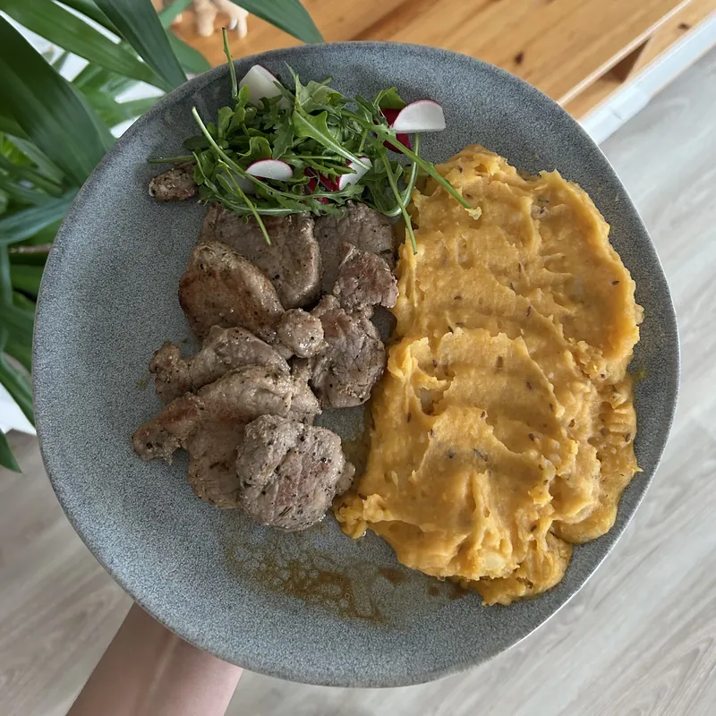 Vepřová panenka s batátovým pyré a salátkem, recept z Nutrikalkulačky