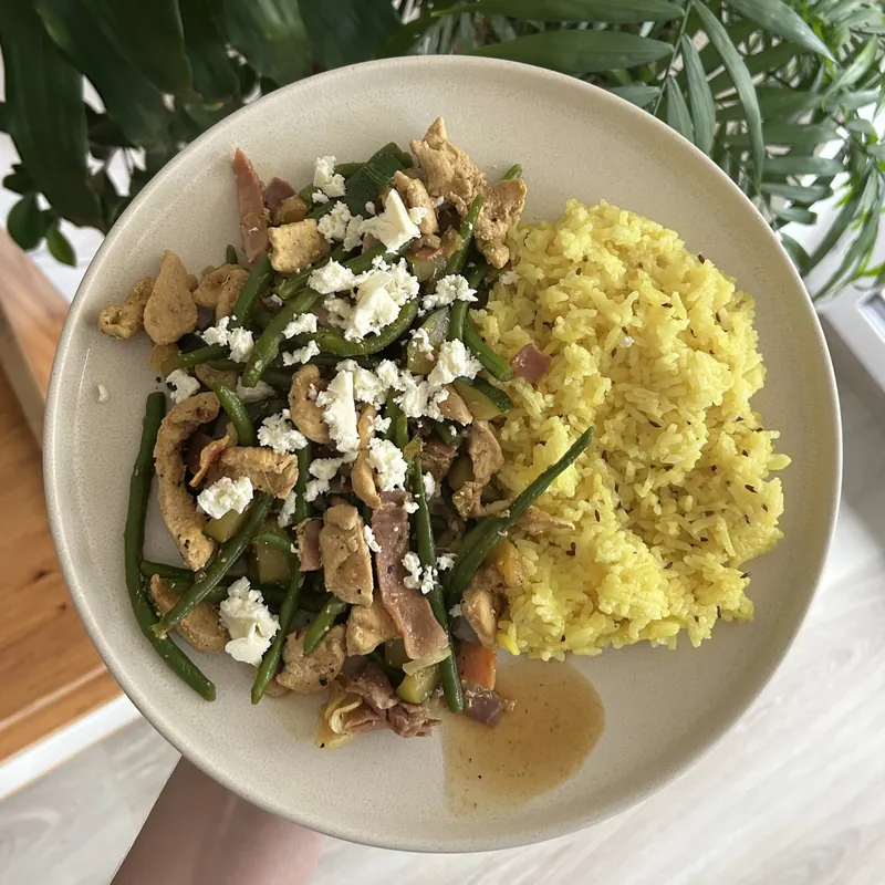 Vepřové nudličky s fazolkami, parmskou šunkou a rýží, recept z Nutrikalkulačky