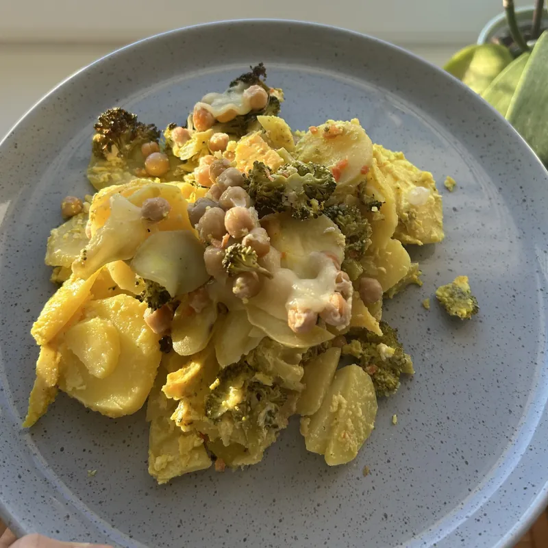 Zapečené brambory s brokolicí a cizrnou, recept z Nutrikalkulačky