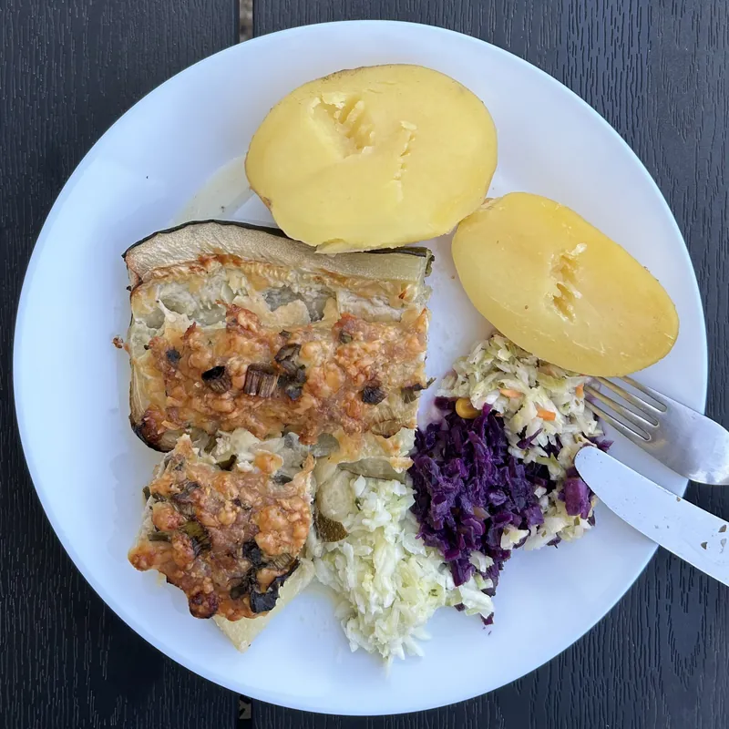 Zapečené brambory s cuketou a kuřecím masem, recept z Nutrikalkulačky