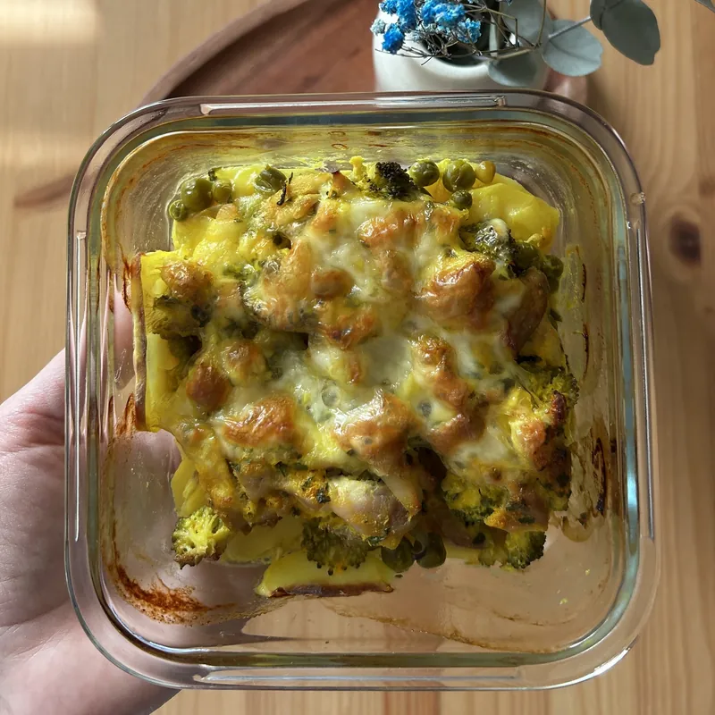 Zapečené brambory s kuřecím masem, sýrem a brokolicí, recept z Nutrikalkulačky
