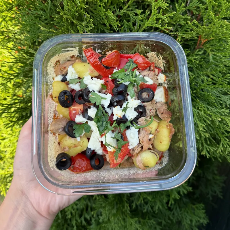 Zapečené noky s tuňákem, paprikou a balkánským sýrem, recept z Nutrikalkulačky