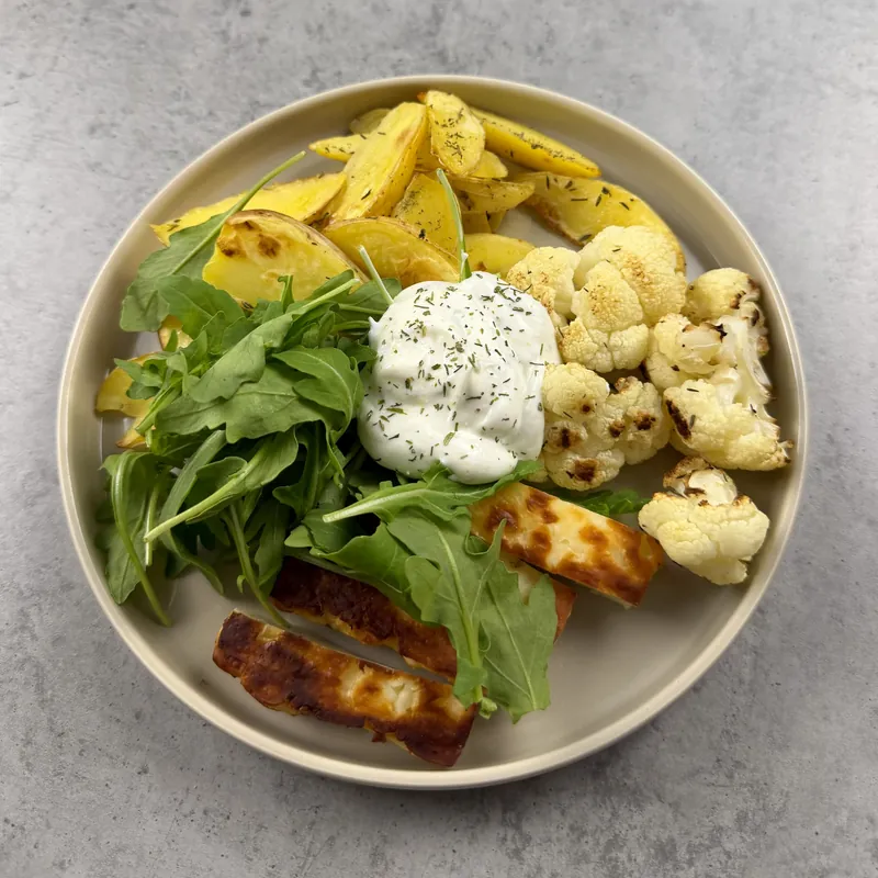 Zapečený halloumi s květákem a bramborami, recept z Nutrikalkulačky