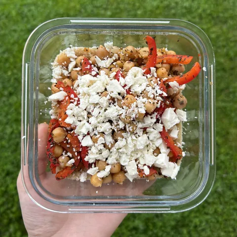 Cizrna na paprice s balkánským sýrem a kuskusem, recept z Nutrikalkulačky