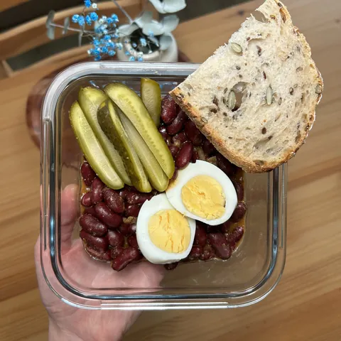 Fazole na kyselo s chlebem, recept s výživovými hodnotami