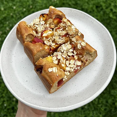 Jogurtový koláč s nektarinkami, recept s výživovými hodnotami