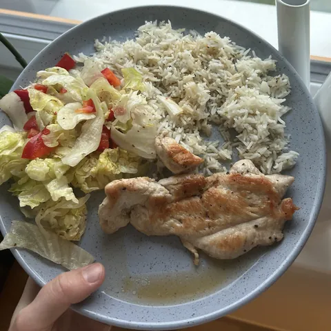 Kuřecí steak s rýží a salátkem, recept z Nutrikalkulačky