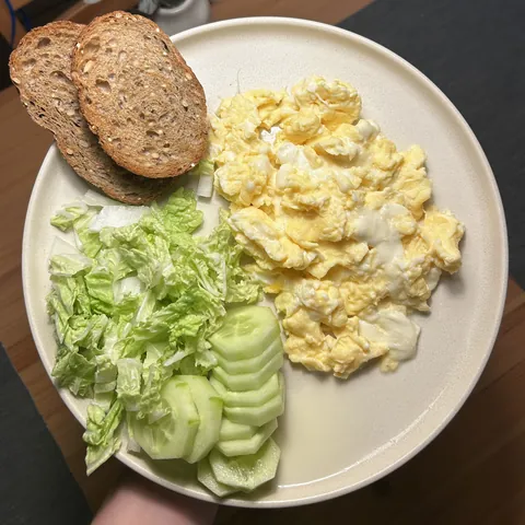 Míchaná vajíčka s mozzarellou a chlebem, recept s výživovými hodnotami