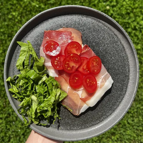 Obložená houska s ricottou  a parmskou šunkou, recept z Nutrikalkulačky
