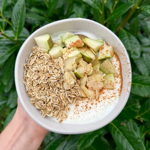 Řecký jogurt s křupavými lupínky a hruškami, recept s výživovými hodnotami